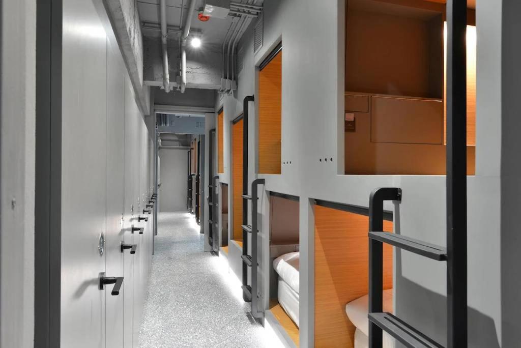 Tiang Capsule Albergue